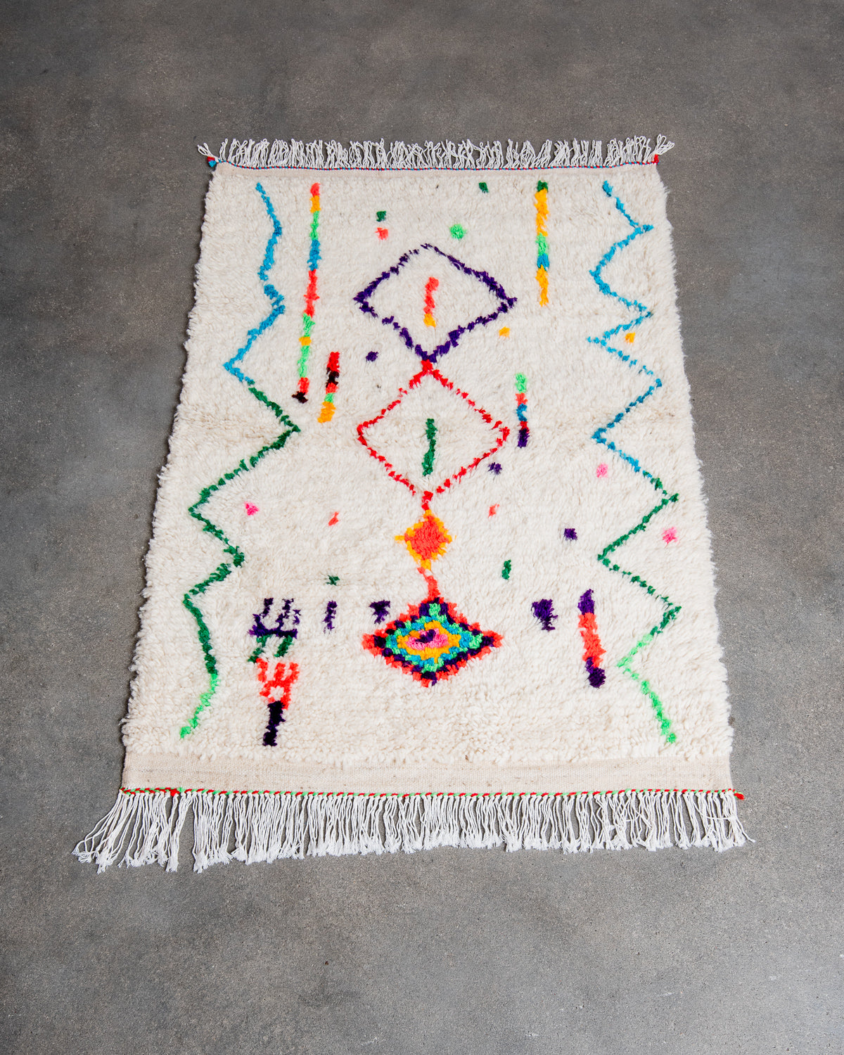 Modern designer handcrafted Berber rug from Morocco. Azilal rug with beautiful colors and patterns. Made of sheep’s wool and colourful cotton.